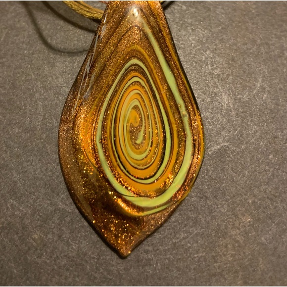 GOLDEN VINTAGE STYLE NECKLACE - Picture 3 of 4